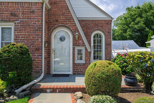 75 Wagg Avenue, Malverne, NY 11565
