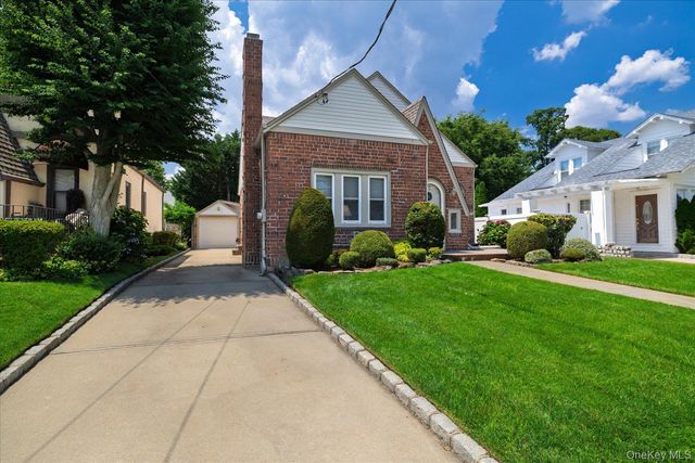 75 Wagg Avenue, Malverne, NY 11565