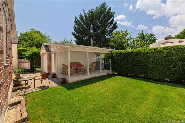 75 Wagg Avenue, Malverne, NY 11565