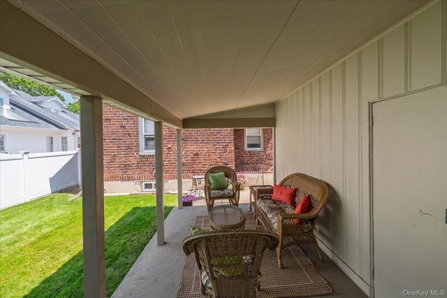 75 Wagg Avenue, Malverne, NY 11565