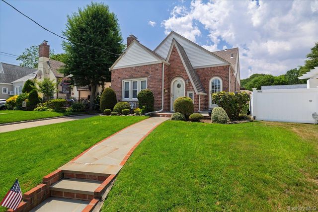 75 Wagg Avenue, Malverne, NY 11565