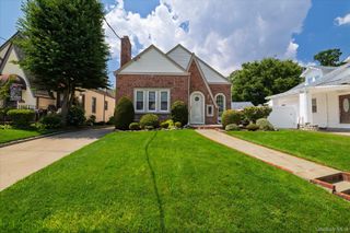 75 Wagg Avenue, Malverne, NY 11565