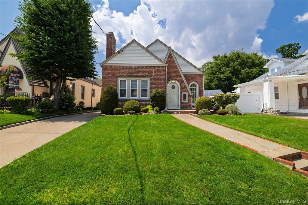 75 Wagg Avenue, Malverne, NY 11565
