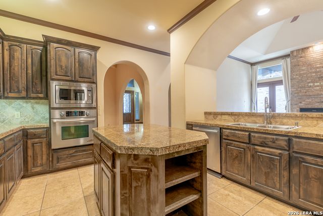 6 Rugby Ln, San Antonio, TX 78257