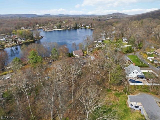 54 Wildwood Rd, Jefferson Twp., NJ 07438