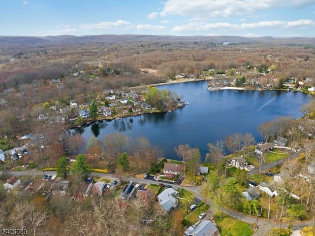 54 Wildwood Rd, Jefferson Twp., NJ 07438