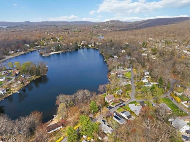 54 Wildwood Rd, Jefferson Twp., NJ 07438
