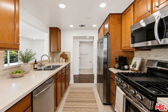 936 N Hudson Avenue 302, Los Angeles, CA 90038