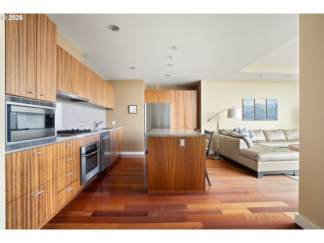 841 S GAINES St 2104, Portland, OR 97239