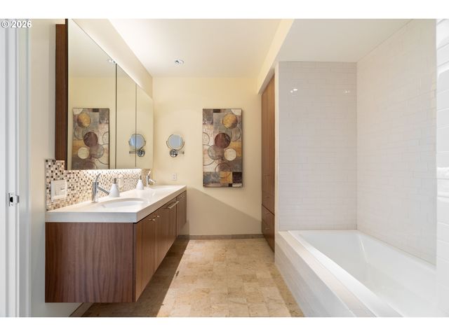 841 S GAINES St 2104, Portland, OR 97239