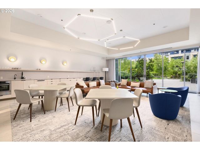 841 S GAINES St 2104, Portland, OR 97239