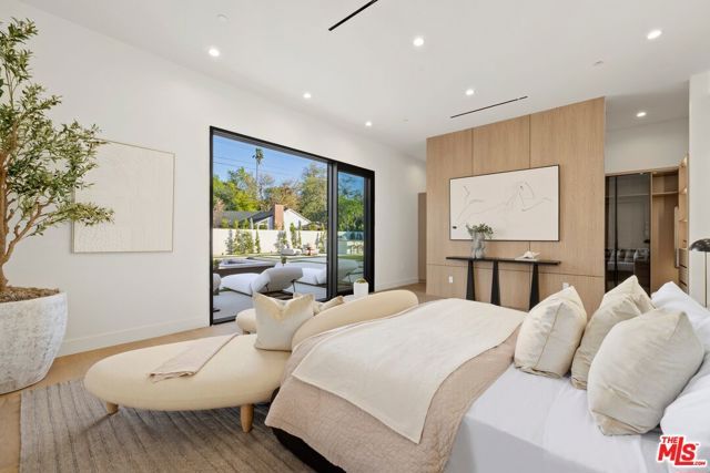 5200 Oakdale Avenue, Woodland Hills (los Angeles), CA 91364