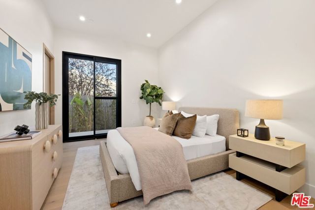 5200 Oakdale Avenue, Woodland Hills (los Angeles), CA 91364