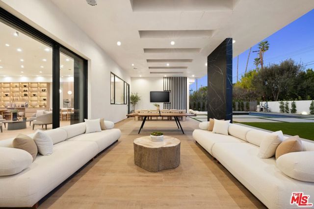 5200 Oakdale Avenue, Woodland Hills (los Angeles), CA 91364