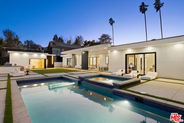 5200 Oakdale Avenue, Woodland Hills (los Angeles), CA 91364