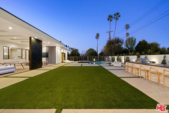 5200 Oakdale Avenue, Woodland Hills (los Angeles), CA 91364