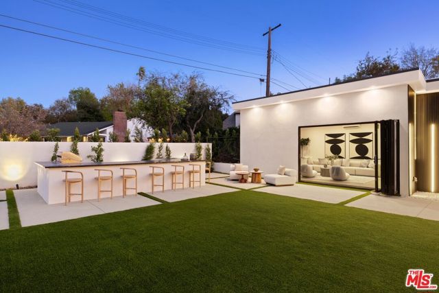 5200 Oakdale Avenue, Woodland Hills (los Angeles), CA 91364