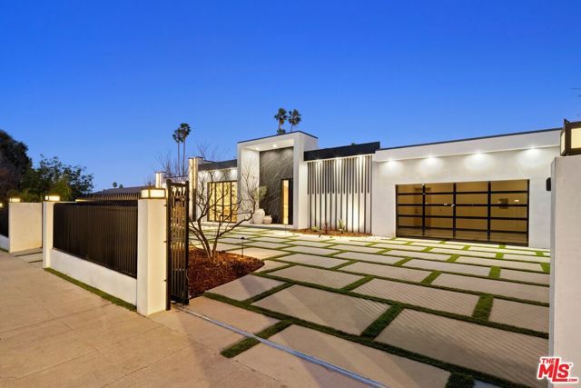 5200 Oakdale Avenue, Woodland Hills (los Angeles), CA 91364