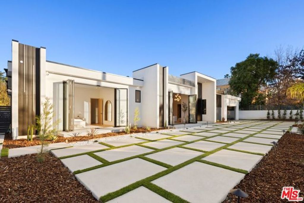 5200 Oakdale Avenue, Woodland Hills (los Angeles), CA 91364