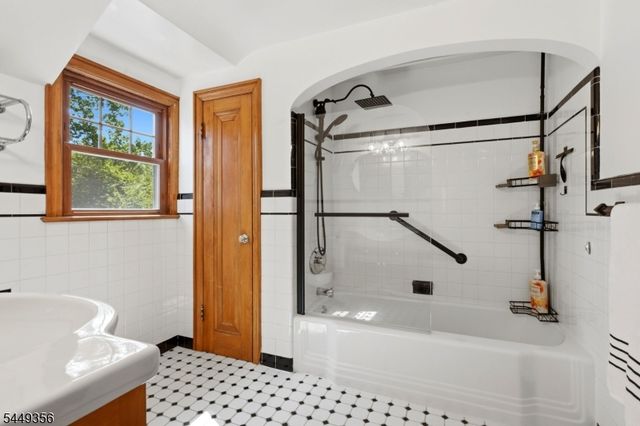 366 Vosseller Ave, Bound Brook Boro, NJ 08805