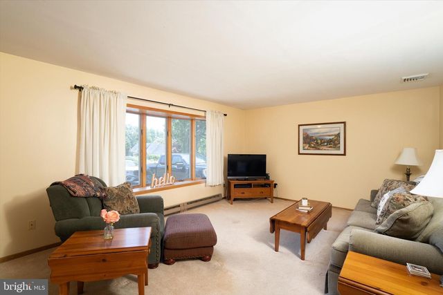 6 ELEANOR DR, Wrightstown, NJ 08562