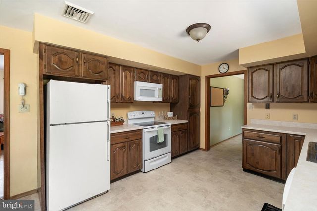 6 ELEANOR DR, Wrightstown, NJ 08562