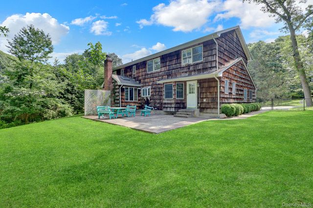 8 Tobi Lane, East Setauket, NY 11733