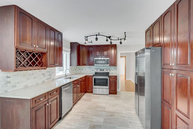 8 Tobi Lane, East Setauket, NY 11733