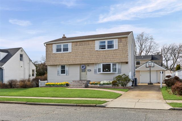 24 Ferndale Drive, Hicksville, NY 11801