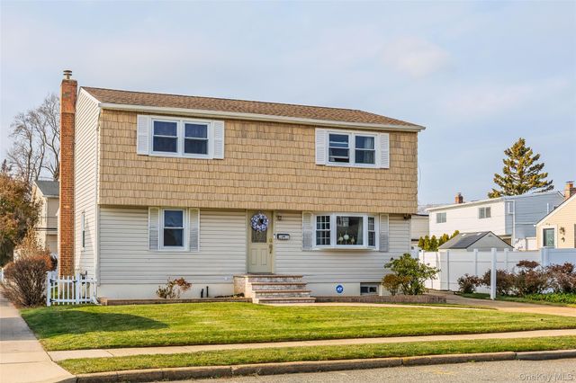 24 Ferndale Drive, Hicksville, NY 11801