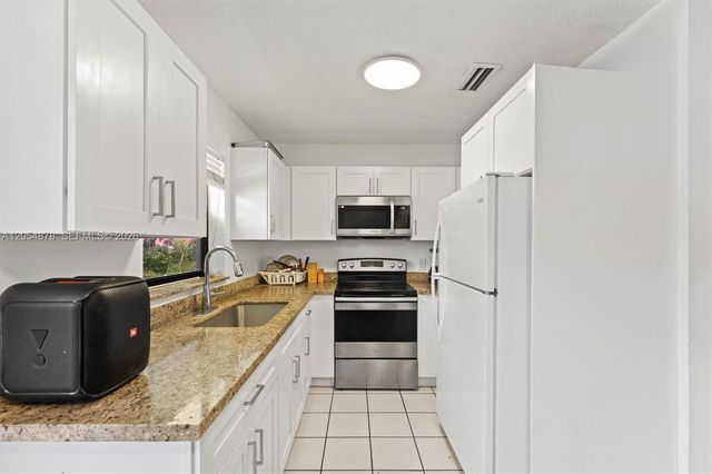 19 SE 4th Terrace, Dania Beach, FL 33004