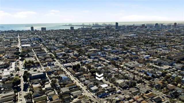 1074 Vina Avenue, Long Beach, CA 90813