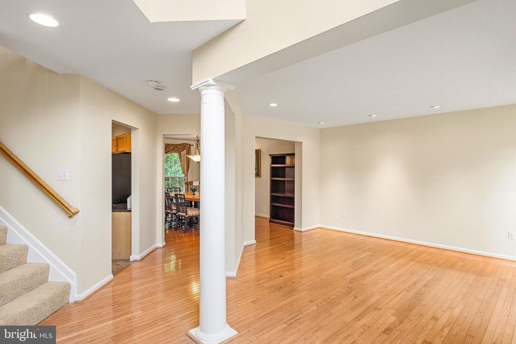 Image 5 of property listing at 9 WATCH CT, Reisterstown, MD 21136