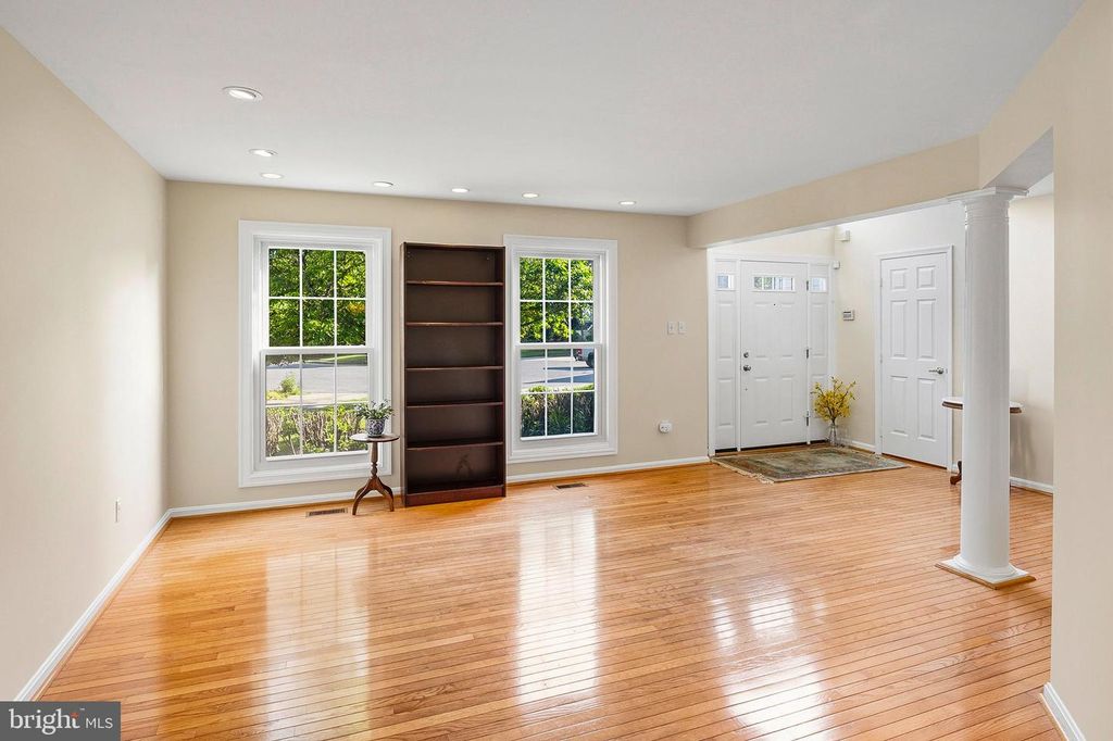 Image 6 of property listing at 9 WATCH CT, Reisterstown, MD 21136