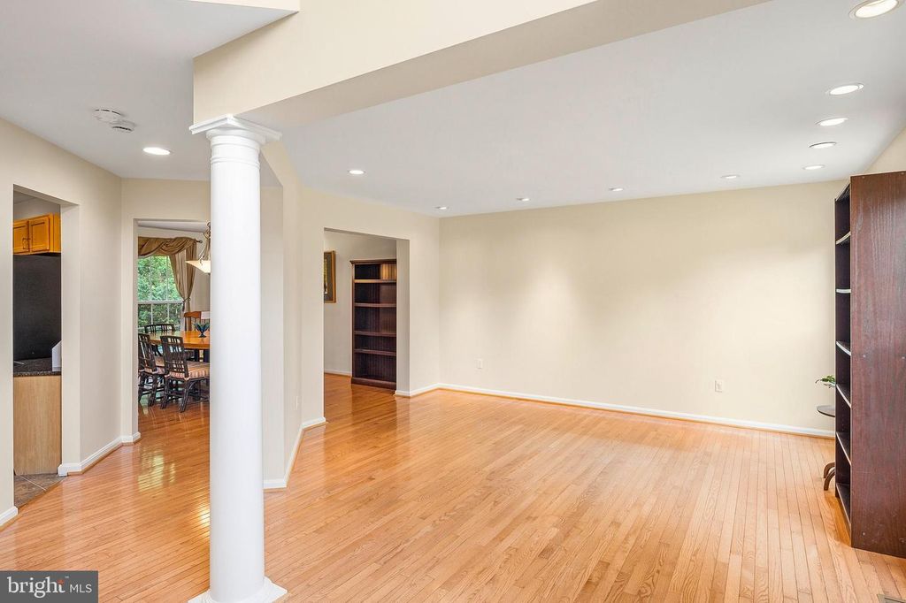 Image 7 of property listing at 9 WATCH CT, Reisterstown, MD 21136