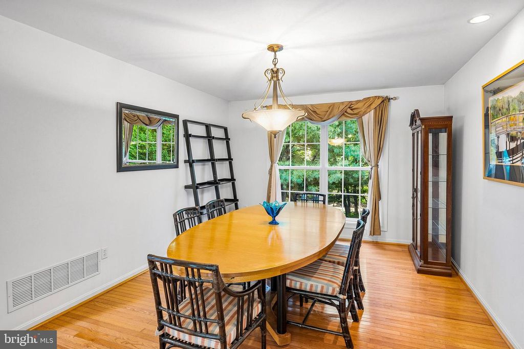 Image 8 of property listing at 9 WATCH CT, Reisterstown, MD 21136