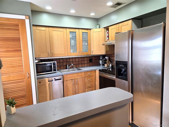 655 Middle Country 6A2, Coram, NY 11727