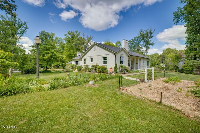 911 Woodland Avenue, Johnson City, TN 37601