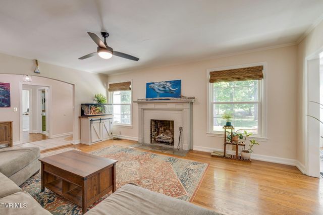 911 Woodland Avenue, Johnson City, TN 37601