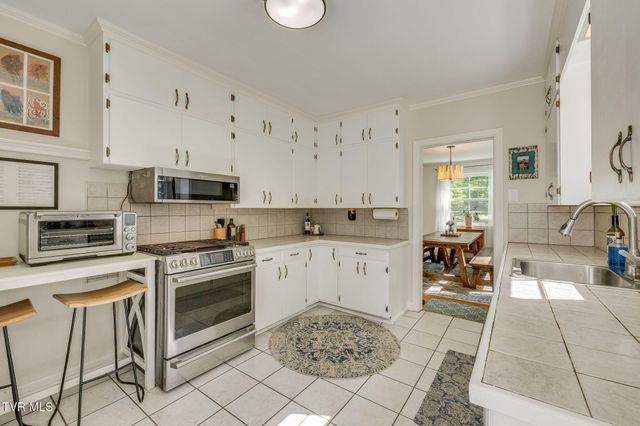 911 Woodland Avenue, Johnson City, TN 37601