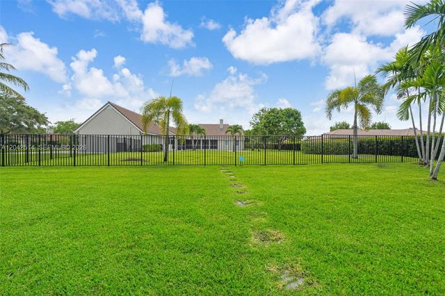 5703 Lago Del Sol Drive, Lake Worth, FL 33449