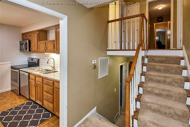212 Branchfield Drive, Charleston, WV 25314