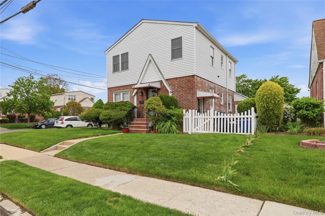 1 Ivanhoe Place, Valley Stream, NY 11580