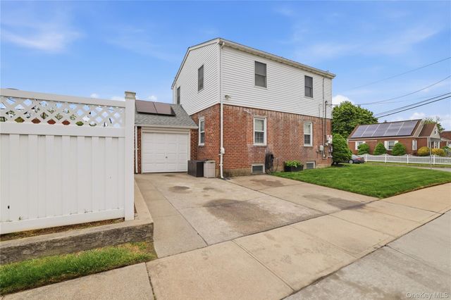 1 Ivanhoe Place, Valley Stream, NY 11580