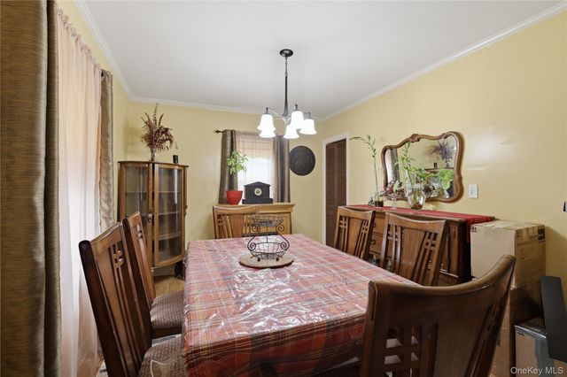 1 Ivanhoe Place, Valley Stream, NY 11580