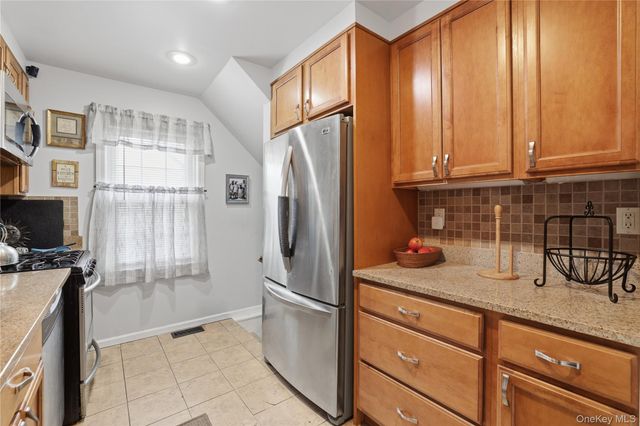 1 Ivanhoe Place, Valley Stream, NY 11580