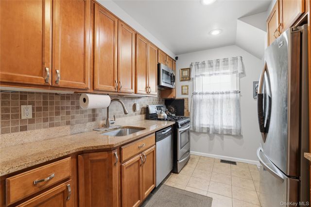 1 Ivanhoe Place, Valley Stream, NY 11580