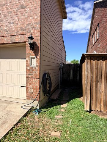 10004 Quail Glen Drive, Fort Worth, TX 76140