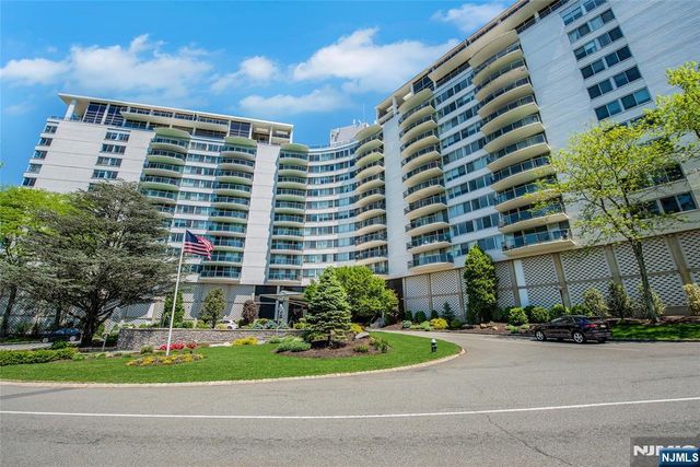 1 Claridge Drive 723, Verona, NJ 07044