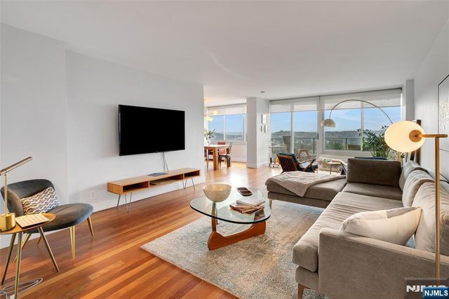 1 Claridge Drive 723, Verona, NJ 07044